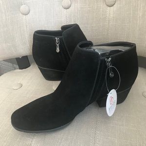 NWT Blondo Villla black suede ankle boots